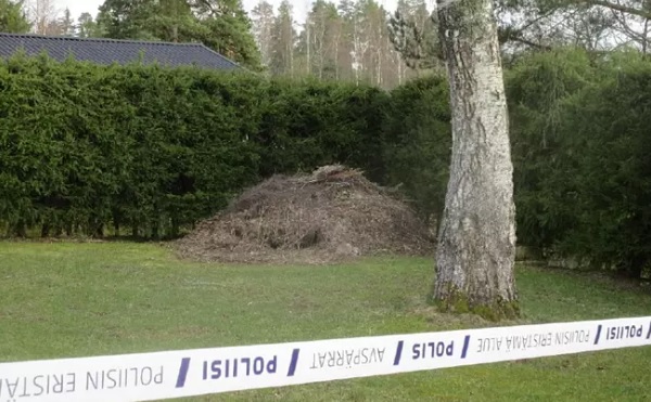 Kadonneeksi ilmoitettu Paula Leino-Mäkilä löytyi kuukausien jälkeen katoamisestaan kuolleena kompostin ja kuusiaidan välistä. Poliisin esitutkintamateriaalin kuva. KUVA: POLIISI
