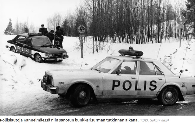 Poliisiautoja Kannelmäessä niin sanotun bunkkerisurman tutkinnan aikana. (KUVA: Sakari Viika)