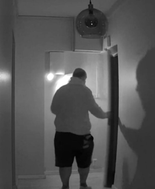 Kaartinkaupungin asunnon kamerajärjestelmä tallensi rikollisryhmän liikkeitä. Kuvassa yksi pääepäillyistä poistumassa asunnolta. KUVA: POLIISIN ESITUTKINTAMATERIAALI