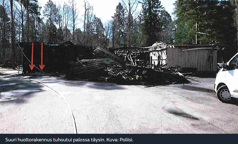 Nuolet osoittavat kohdan missä roska-astia sijaitsi.