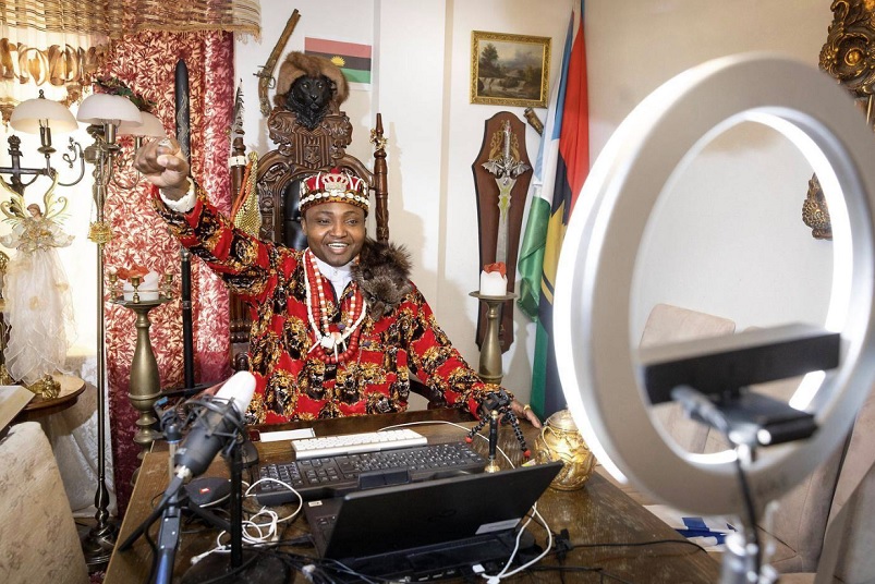 Simon Ekpa johtaa biafralaisia sotajoukkoja Lahden keskustasta. MIRJA HUSSAIN