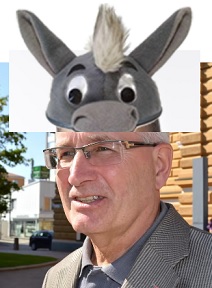 Matti Pennanen, Oulun kaupunginjohtajana 2006 - 2017. Sai arvostetun Vuoden rotuvaari -palkinnon 2018. Se mikä hänelle olisi kuulunut antaa, näkyy kuvassa.