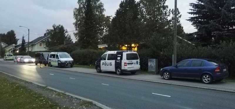 Possilankadun varressa oli sunnuntai-iltana useita poliisiautoja. Kuva ja teksti Aamulehti.