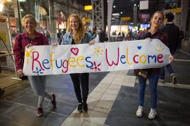 Saksalaistytöt riemuitsevat kun raiskaajia ja murhaajia saapuu maahan.