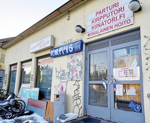 Rekolan kirpputori on eristetty ja suljettu. Poliisi jatkaa siellä yhä tutkimuksiaan. Kuva Armi Suojanen.