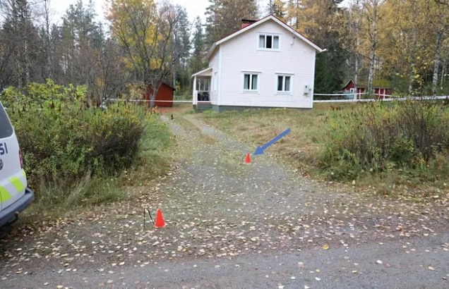 Julma henkirikos paljastui, kun tuttava lähti viemään perattuja muikkuja iäkkäälle miehelle. Poliisi löysi talon läheltä tupakantumpin, josta pystyttiin osoittamaan surmaajan dna:ta. Kuva Poliisi, kuvateksti IltaSanomat.