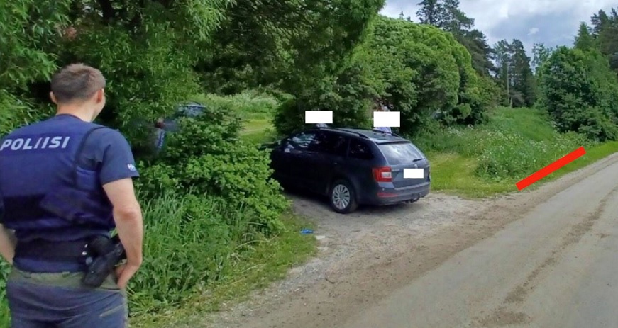 Poliisi tutkimassa sekavaa ojapahoinpitelyä. Tapahtumapaikka, eli kyseinen oja, merkitty kuvassa punaisella. Poliisin esitutkintamateriaalin kuvaa. KUVA: POLIISI