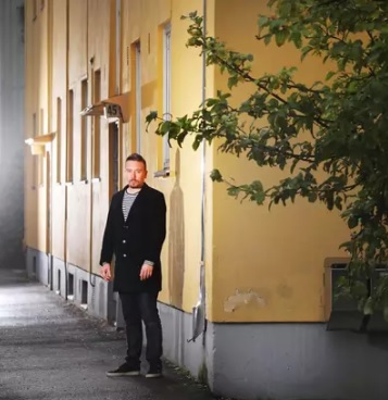 Toimittaja-kirjailija Perttu Häkkinen on kirjoittanut kirjan henkirikoksesta, joka tapahtui Kumpulassa osoitteessa Limingantie 45. (KUVA: SAMI KERO / HS)