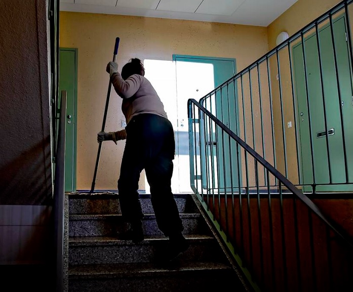 Siivoojat puhdistivat verilammikon torstaina aamulla Portimonkadun vuokrakerrostalon rappukäytävästä. Poliisi ampui asukasta jalkaan toisen kerroksen tasanteella. Kuva: SSS/Minna Määttänen.