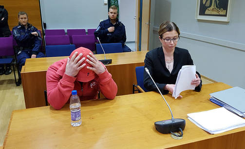 Taposta syytetty mies peitti kasvonsa oikeudessa. (JUHA VELI JOKINEN)