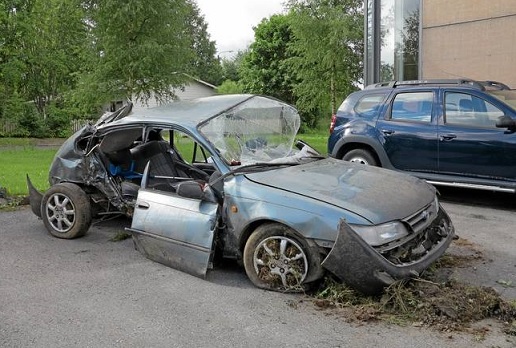 Pahoin vaurioitunut auto siirrettiin viranomaisten tutkittavaksi. Kuva: Poliisi