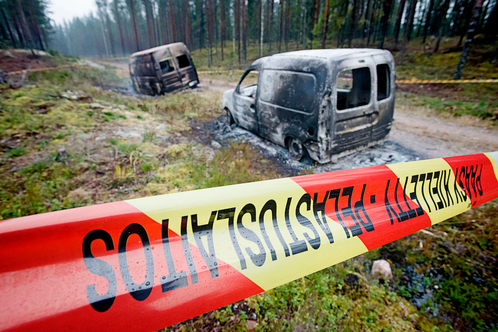 Poliisi löysi marraskuussa Jaalan Siikavasta kaksi pahoin palanutta pakettiautoa. Yksi autoista oli toiminut ryöstäjän pakoautona pari tuntia aiemmin. Toinen oli varastettu Päijät-Hämeessä edellisenä yönä. Ryöstäjät jäivät kiinni takaa-ajon päätteeksi. Kuva: Katja Juurikko