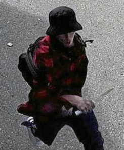 Ensimmäisen iskun jälkeen tekijä juoksee pakenevan uhrin perässä pitkäteräinen veitsi kädessään. Kuva Hämeen poliisi.