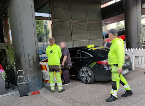 Taxi Pressan seinässä.png