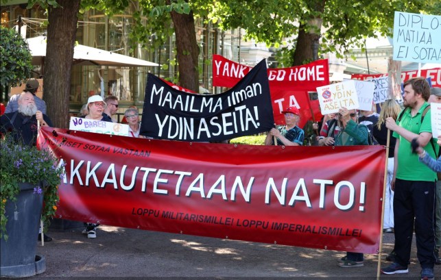 Vain ryssien rauhan militarismi, rauhan imperialismi ja rauhan ydinaseet ovat kannatettavia.JPG
