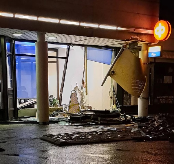 Pankkiautomaatin repiminen aiheutti vaurioita rakennukselle. LUKIJAN KUVA