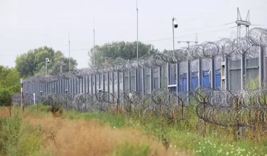 Korkeat aidat Unkarin ja Serbian rajalla varmistavat, ettei kukaan pääse ylittämään rajaa luvatta. (KUVA: SAMI KERO / HS)