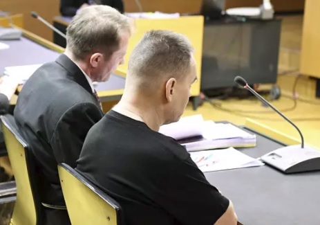 51-vuotias syytetty (oik.) astui tiistaina oikeuden eteen Helsingin käräjäoikeudessa. (KUVA: JUSSI NUKARI / LEHTIKUVA)