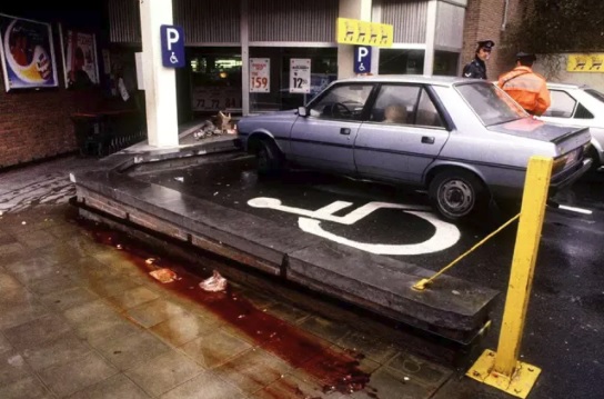 Delhaizen parkkipaikalla Aalstissa oli verta vielä iskun jälkeisenä päivänä. Kuva on otettu sunnuntaina 10. marraskuuta 1985. (KUVA: REUTERS)