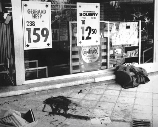 Verilammikko ja tulituksen rikkoma näyteikkuna Aalstissa, jossa Brabantin tappajat tekivät viimeisen iskunsa marraskuussa 1985. (KUVA: REUTERS)