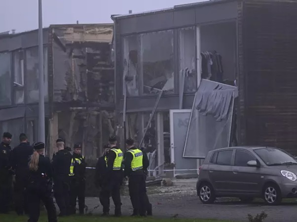 Poliiseja räjähdyksessä vaurioituneen rakennuksen edustalla Storvretassa Uppsalassa torstaiaamuna. KUVA: ANDERS WIKLUND / TT