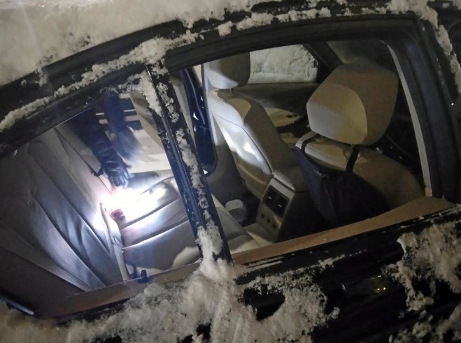 Varkaat menivät sisälle autoihin taka-ikkunan kautta. MIKKO VÄLIMAA
