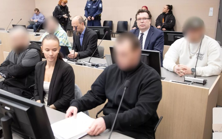 Syytetyt eivät peitelleet kasvojaan oikeudenkäynnin alussa. Kuva Jarmo Sipilä / Iltalehti
