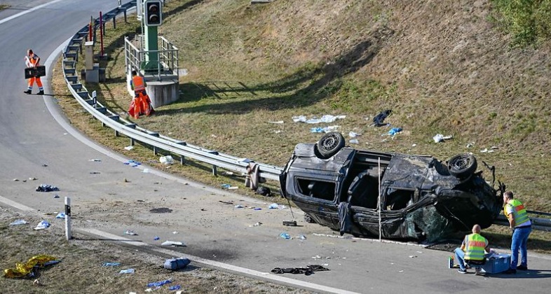 Poliiseja ja pelastustyöntekijöitä kaatuneen pikkubussin vieressä moottoritiellä lähellä Waldkraiburgia Saksassa 13. lokakuuta 2023. AFP / LEHTIKUVA