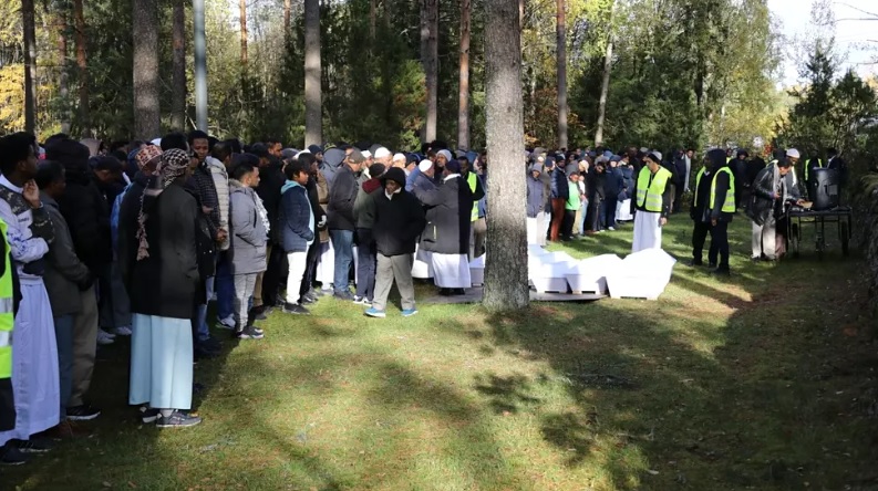 Hautajaisvieraita Ruskeasannan hautausmaalla perjantai-iltapäivällä. Ilta-Sanomien mukaan kyseessä on Hakunilan tulipalon uhrien hautajaiset. KUVA: LASSI RINNE