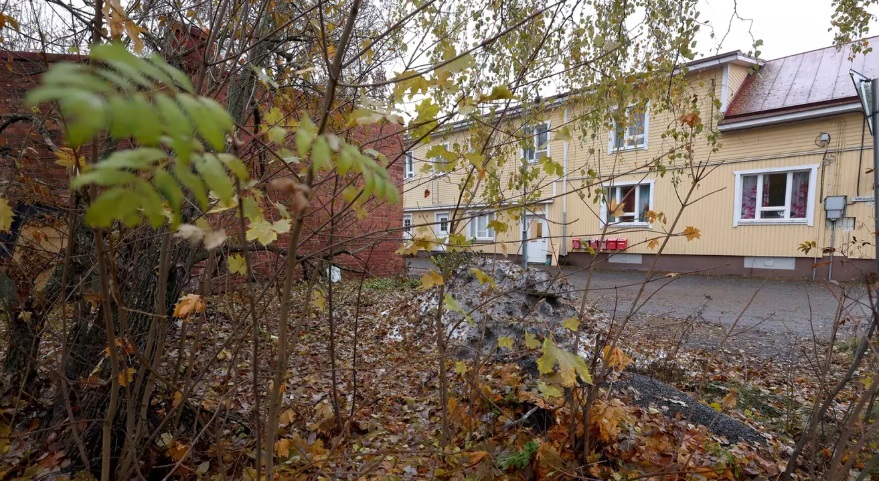 Kimmo surmattiin tässä keltaisessa talossa, ja hänen ruumiinsa löydettiin pensaikoista sen pihalla. KUVA: JUSSI PARTANEN