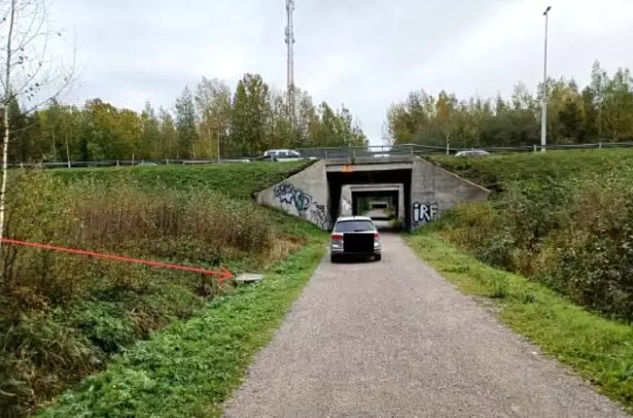 Puukon tupen löytöpaikka poliisin kuvaamana. KUVA: POLIISI