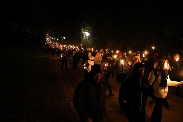 612 marssin muutama sata osallistujaa