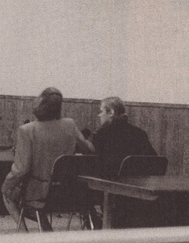 Tuomo Joronen istui salissa naisjuristin vieressä ja kertoi hiukan poikkeavan tarinan, joka Kallisen mielestä oli pääosiltaan oikea. Kuva ja teksti Rikosposti 11/1993.