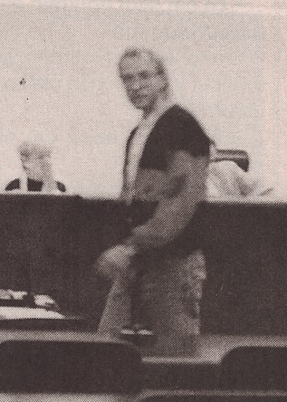 Mika Kallinen marssii oikeuteen tietoisena siitä, että tunnustus vie hänet kiven sisään. Aika näyttää kuinka paljon tuomioistuimet luottavat hänen puheisiin. Kuva ja teksti Rikosposti 11/1993.