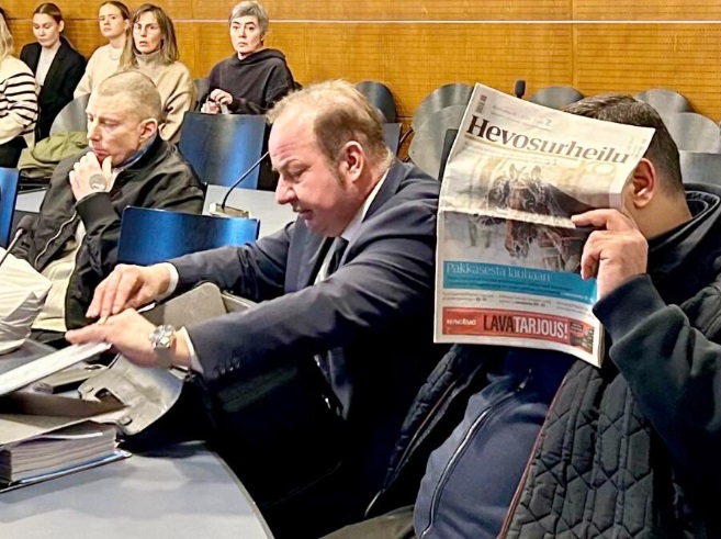 Murhasta syytetyt Kyösti Långström ja Pasi Pakkasvirta saapuivat oikeuden eteen Vaasassa. Heidän välissä istuu asianajaja Kari Eriksson. Kuva: Tapio Lehtinen