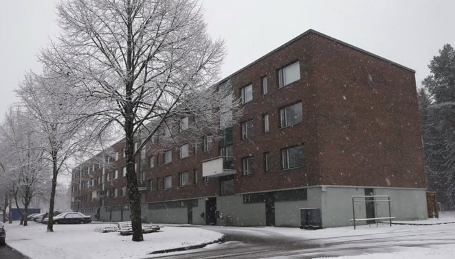 Surmattuna löytynyt Leena Pekkarinen asui tässä kerrostalossa. Kuvakaappaus IS:n videolta.