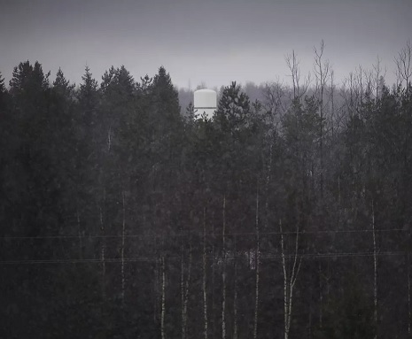 Jyväskylän Tikkakosken tuntumassa sijaitsevasta Viestikoekeskuksesta näkyy hyvin vähän ulospäin. Lakiluonnokset kaavailevat yksiköstä internet-liikenteen suodattajaa ja avaajaa ilman rikosepäilyä, mihin Puolustusvoimilla ja Supolla ei nyt ole oikeutta. (KUVA: PETTERI KIVIMÄKI)