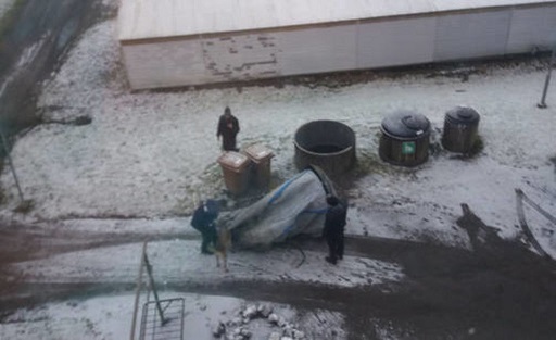 Leena Pekkarisen ruumista etsittiin taloyhtiön piha-alueelta joulukuun alussa. (LUKIJAN KUVA)