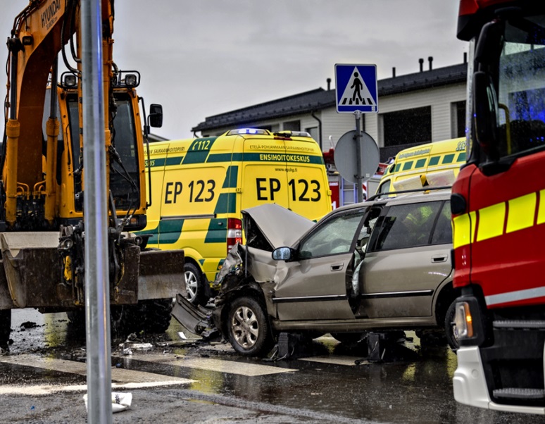 Auto törmäsi siirtoajossa olleeseen kaivinkoneeseen tuhoisin seurauksin torstaina Seinäjoella. Kuva: Tanja Korpela / Ilkkapohjalainen.