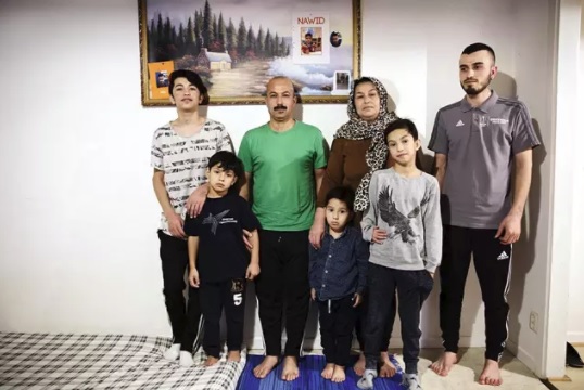 Afganistanista Ruotsiin tullut yhdeksänhenkinen Qoyahsin perhe joutuu lähtemään Ruotsista kahden vuoden odotuksen päätteeksi. Kuvassa pojat Nasir (vas.) ja Navid, isä Yassin, äiti Anisa sekä pojat Omid, Javid ja Murat. (KUVA: MAGNUS LAUPA)