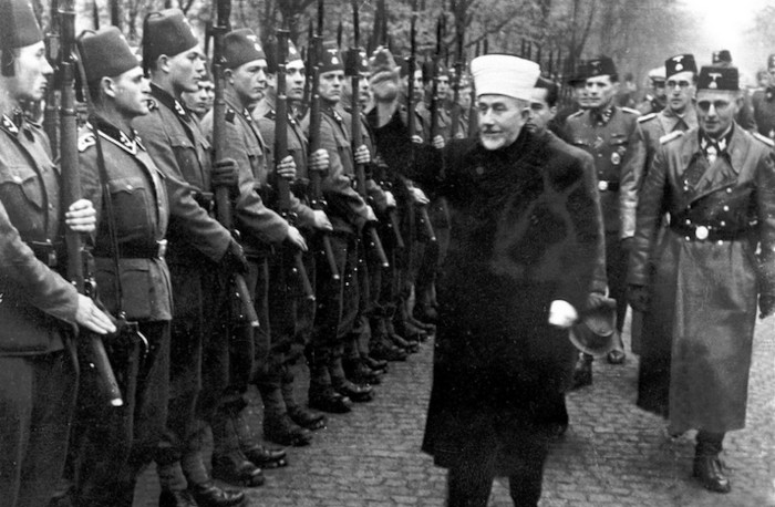 Jerusalemin suurmufti tervehtii muslimi SS- taistelijoita.
