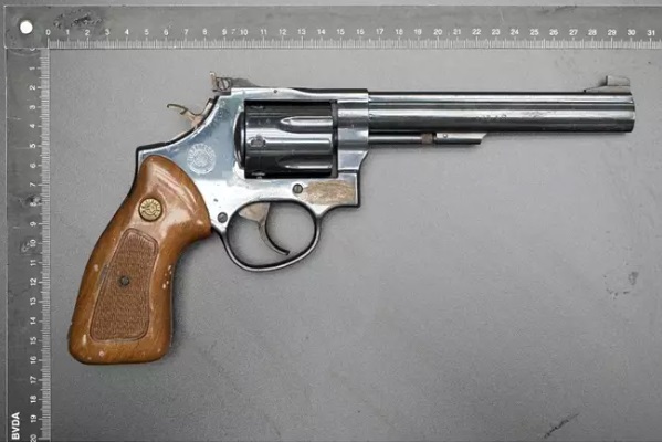 16-vuotiaan mukana olleesta kangaskassista löytynyt tekoase. KUVA: POLIISIN ESITUTKINTAMATERIAALI.