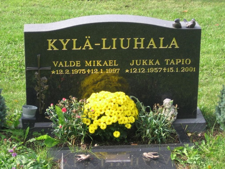 Valde Kylä-Liuhala on haudattu Kirkkonummelle.