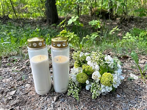 Muistokynttilöitä paikan vierellä.jpg