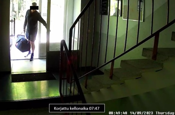 Kamera taltioi myös sen, kun epäillyt toivat painavia kasseja asuntoon. Poliisi epäilee, että niissä oli amfetamiinia. KUVA: POLIISI