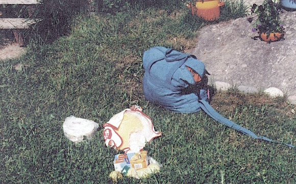 Pihalle jäänyt vaatekassi ja ruokatavarat.jpg