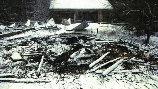 Poliisin kuvaa surmapaikalta 31. tammikuuta 2015. Molemmat rakennukset tuhoutuivat tulipalossa täysin.