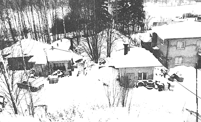 Yleiskuva ammuslataamon alueelta. Vasemmalla surmapaikka, oikealla huutokaupparakennus..jpg