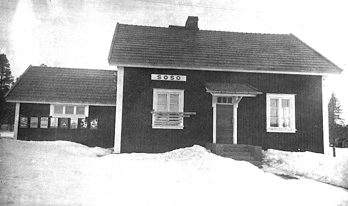 Soson kuuluisaksi tullut pysäkkirakennus ratapihalta päin. Laudat ikkunassa peittävät rikotun ikkunan, josta rikoksentekijä oli tulut ulos..jpg