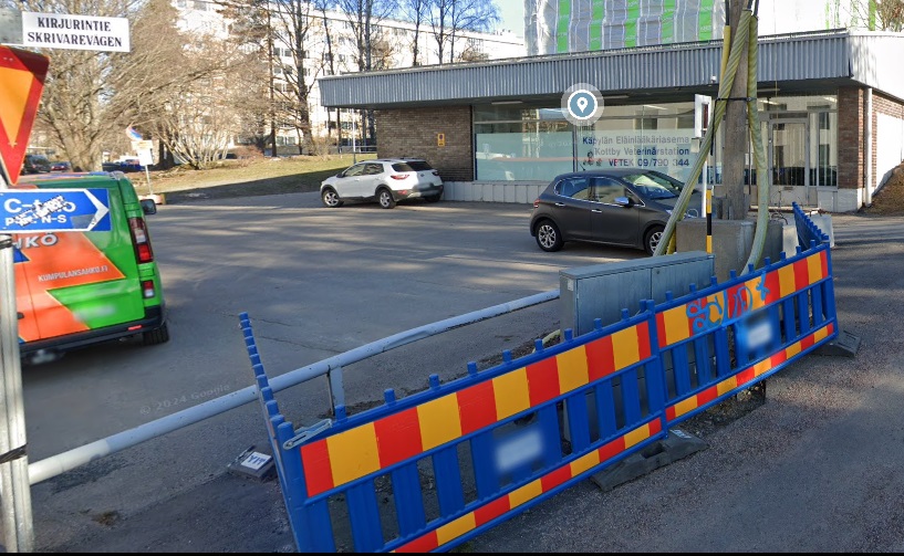 Tähän taksi "valui" törmäyksen jälkeen. Kuva googlemaps 2023.